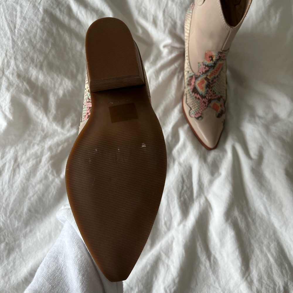 COPY - Aldo x Tezza Leather The Runaway Embossed Western Boots in Beige. - Picture 5 of 9